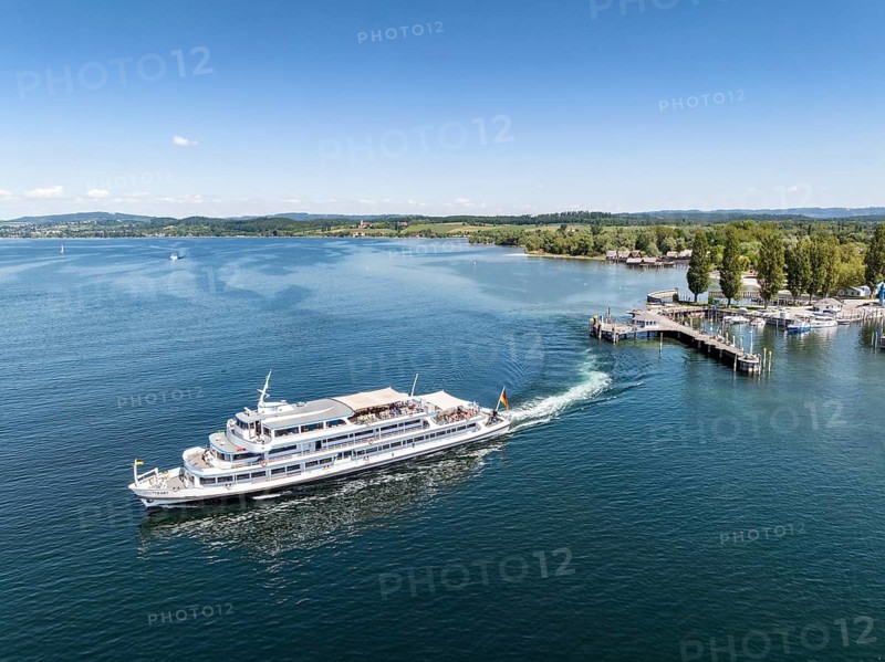 Luftbild vom Schiffanleger, Hafen von Unteruhldingen mit dem Passagierschiff, Kursschiff, Ausflugsschiff MS Stuttgart der Bodensee-Schiffbetriebe, auch BSB, Bodenseekreis, Bodensee, Baden-Württemberg, Deutschland