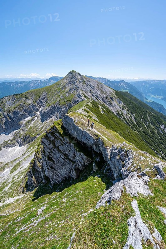 Two mountaineers on the hiking trail on the summit ridge of the Unnütz, behind Achensee, Unnütz crossing, Brandenberg Alps, Tyrol, Austria