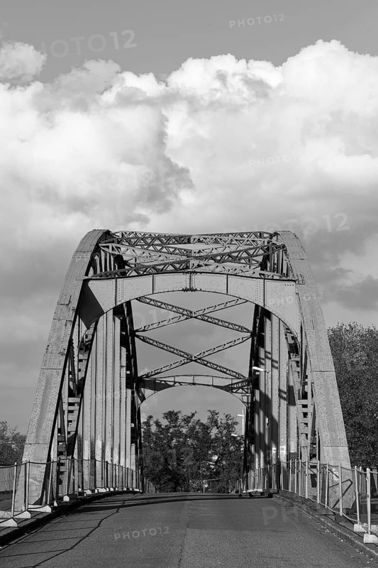 Bassin Bridge, arched truss bridge over the former Ruhrort railway harbour, built in 1907, Ruhrort, Duisburg, North Rhine-Westphalia, Germany