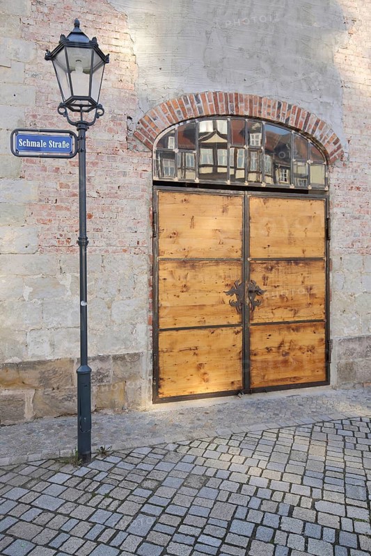 Street lamp and wooden gate, street name, brick building, Kornmarkt, Quedlinburg, Harz, Saxony-Anhalt, Germany