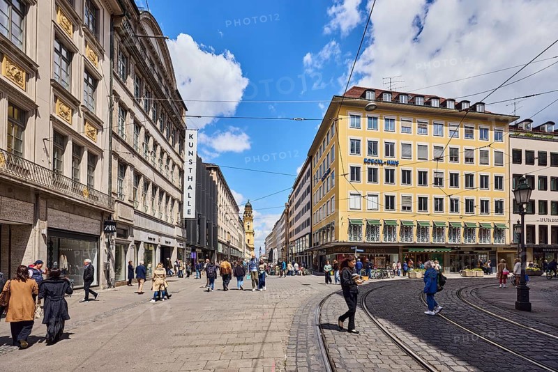 Pedestrian zone, general architecture, commercial building, art museum of design, photography and painting, art gallery, Röckl House, tram tracks, overhead lines, pedestrians as a secondary motif, blue sky, cumulus clouds, Perusastraße confluence with Theatinerstraße, Munich, state capital, district-free city, Bavaria, Germany