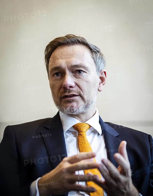 Christian Lindner (FDP), Bundesminister der Finanzen, aufgenommen waehrend eines Interviews im Abgeordnetenrestaurant des Reichstags