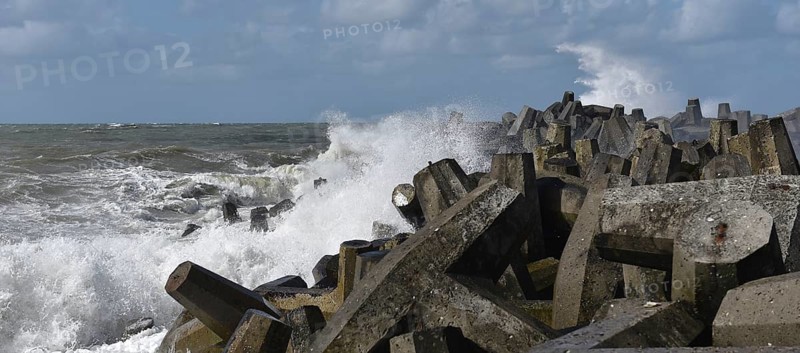 Concrete structures withstand turbulent waves and splashing water