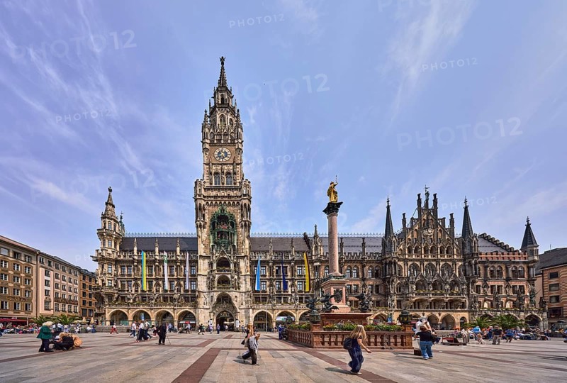 New Town Hall, Town Hall Tower, neo-Gothic style, architect Georg von Hauberrisser, Mariensäule, square, commercial building, pedestrian zone, pedestrian as a secondary motif, pale blue sky, Cirrostratus clouds, Cirrus clouds, Marienplatz, Munich, state capital, district-free city, Bavaria, Germany