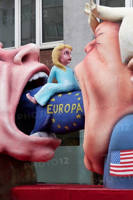 Trump and Putin eat Europe together, theme car by wagon maker Jacques Tilly, Düsseldorfer Rosenmontagszug, Düsseldorf, North Rhine-Westphalia, Germany