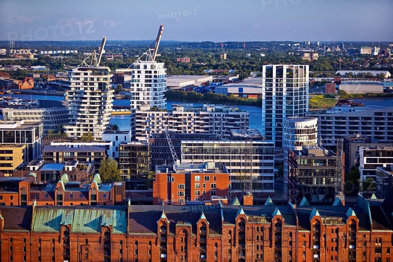 Stadtansicht von oben mit der Speicherstadt, der HafenCity mit moderner Architektur am Strandkai und dem Hafen, Hamburg, Deutschland