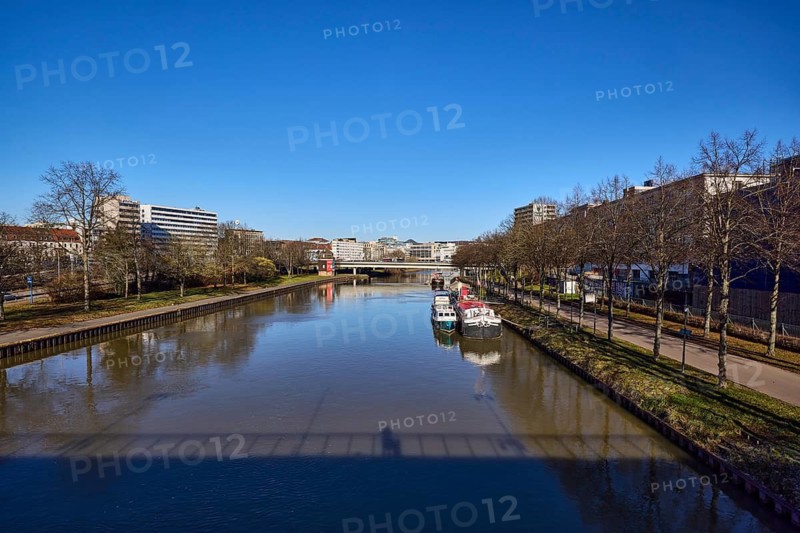 River Saar, general development, trees, car and pedestrian bridge, river bank, footpath and cycle path, ships, reflections on the water surface, blue sky, cloudless, Saarbrücken, state capital, regional association Saarbrücken, Saarland, Germany