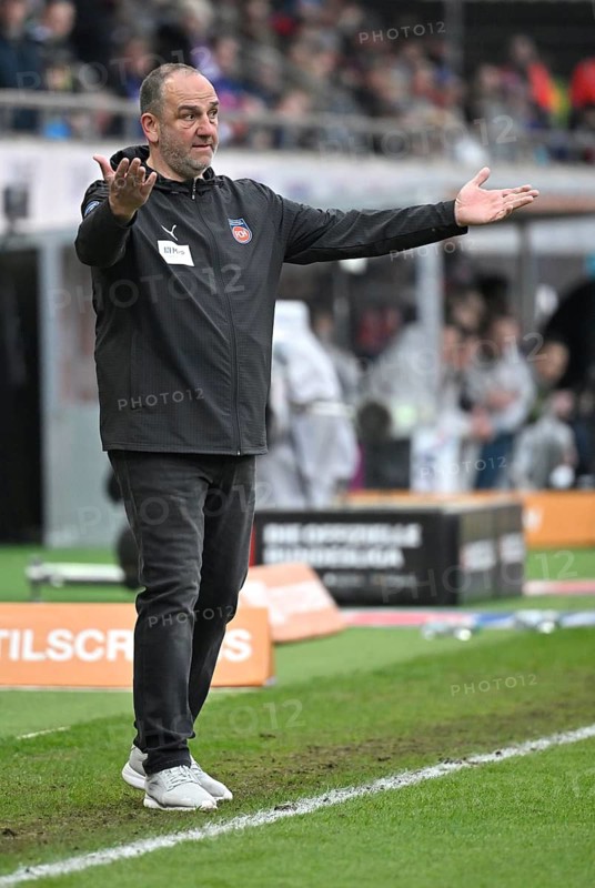 Coach Coach Frank Schmidt 1. FC Heidenheim 1846 FCH on the sidelines gesture gesture soccer Bundesliga, Voith-Arena, Heidenheim, Baden-Württemberg, Germany