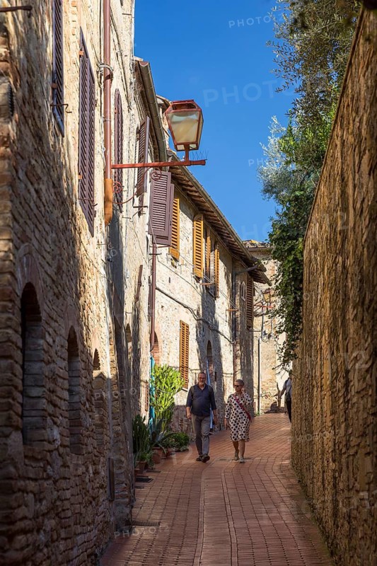 Narrow alleyways in the medieval town of San Gimignano, province of Siena, Tuscany, Italy