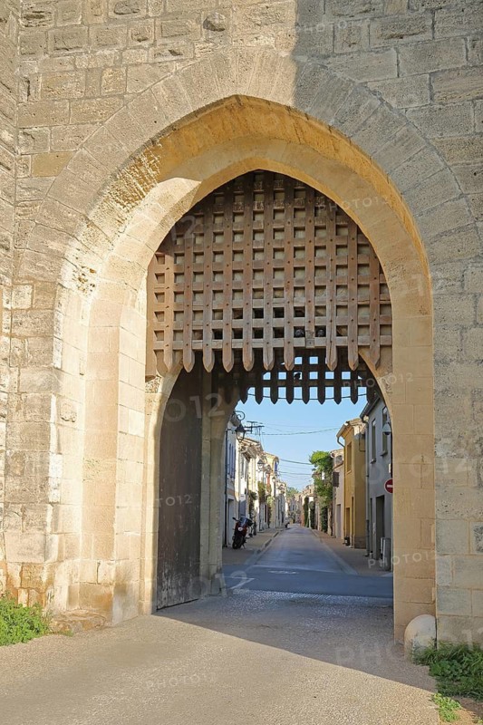Portcullis at the Porte de la Reine, Middle Ages, portcullis, metal gate, city gate, passage, entrance, city wall, historic city fortifications, Aigues-Mortes, Gard, Camargue, Provence, France