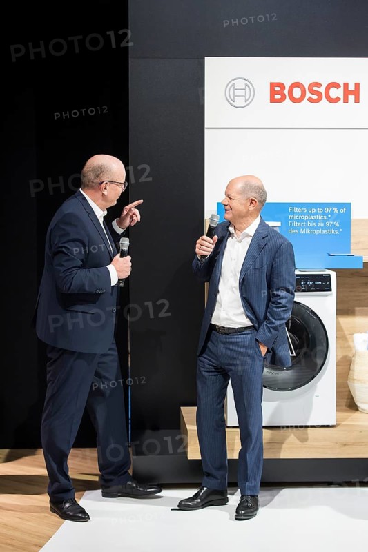 Olaf Scholz (Chancellor of the Federal Republic of Germany, SPD) is presented with a new washing machine at the Bosch stand during a press tour of the IFA (Internationale Funkausstellung) exhibition at the trade fair grounds, Berlin, 06/09/2024