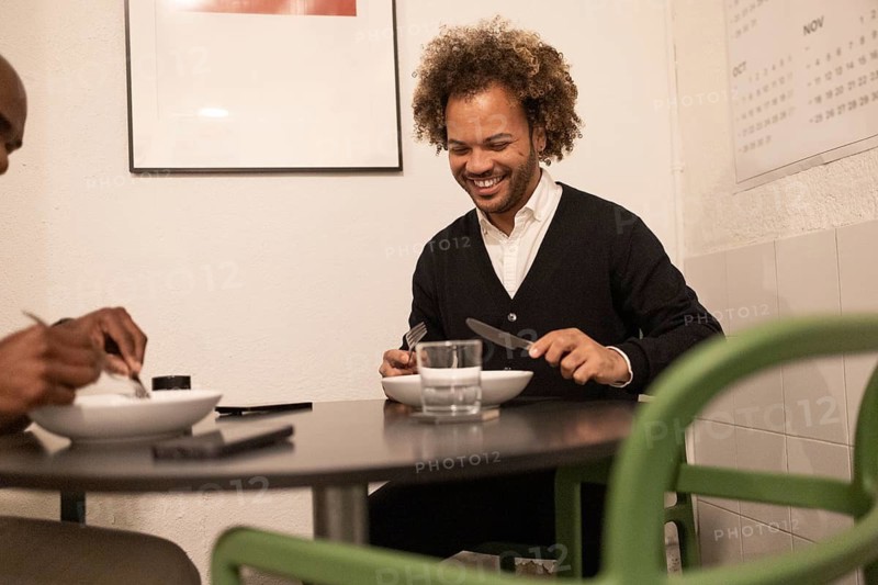 Professionals enjoying a meal in a cozy coworking space in Barcelona. The relaxed atmosphere fosters creativity and collaboration among entrepreneurs and remote workers