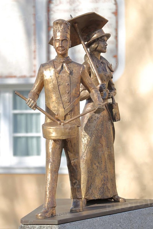 Two golden sculptures Kaffeetante and Kaffeetrommler by Walter Haaf 2022, drummer, drum, golden, male figure, female figure, lady with parasol and historical clothing, Swabian-Alemannic carnival, fools' fountain, Wolfach, Ortenau, Southern Black Forest, Black Forest, Baden-Württemberg, Germany