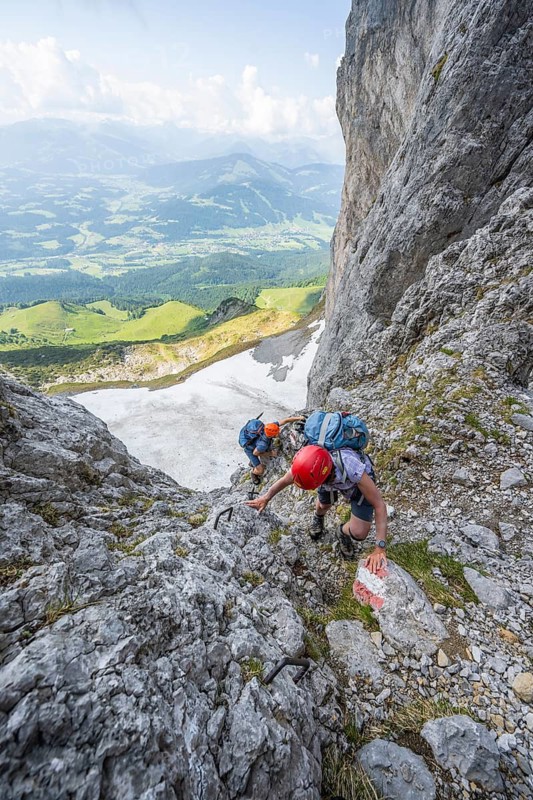 Two mountaineers with helmets on a narrow hiking trail, ascent to the Ackerlspitze, Wilder Kaiser, Kaiser Mountains, Tyrol, Austria