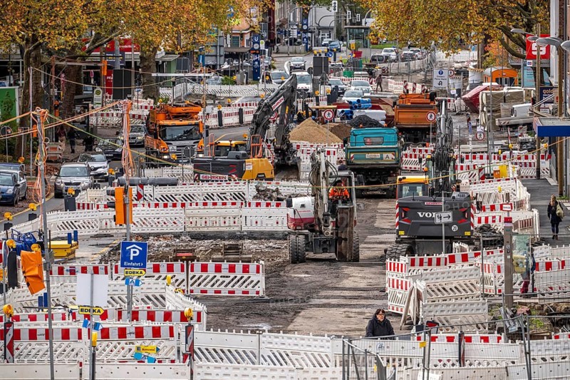Large-scale construction site on Alleestrasse in downtown Bochum, road construction, construction of new cycle lanes, sidewalks, road surfaces, renewal of canals and water collection systems, trenches, for rainwater, greening, sustainable and modern road conversion, North Rhine-Westphalia, Germany