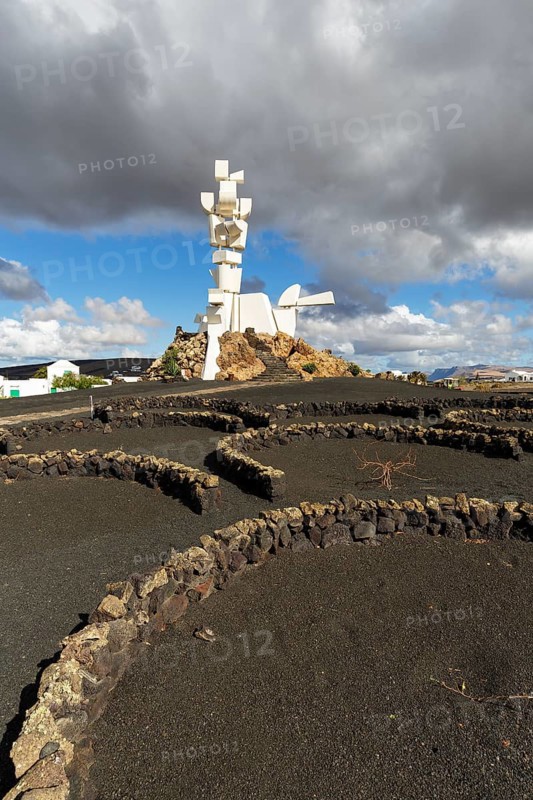 Stone walls in semicircles, viticulture in volcanic ash, Monumento al Campesino, monument to fertility, monument to the farmer by Cesar Manrique, San Bartolomé, Lanzarote, Canary Islands, Spain