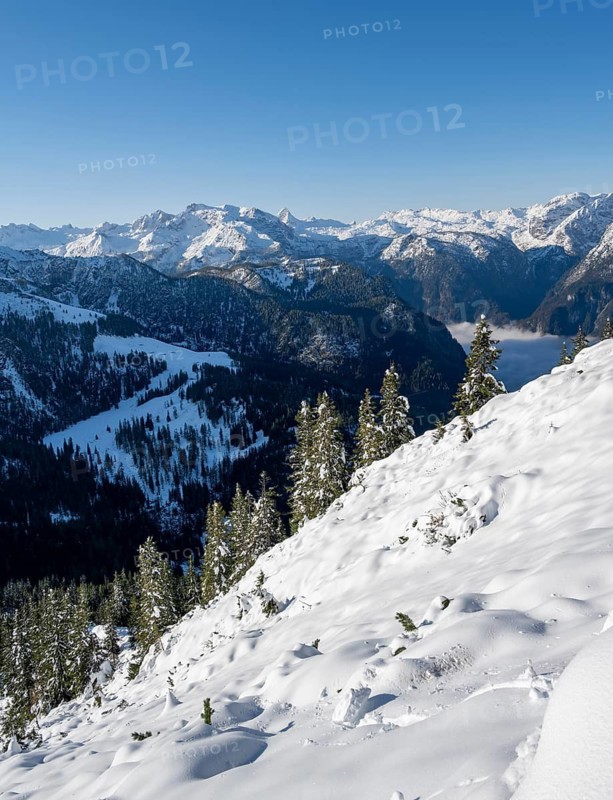 Snow-covered mountain landscape with mountain panorama on the Jenner, view of the Steinernes Meer, Berchtesgaden National Park, Berchtesgaden Alps, Schönau am Königssee, Berchtesgadener Land, Bavaria, Germany