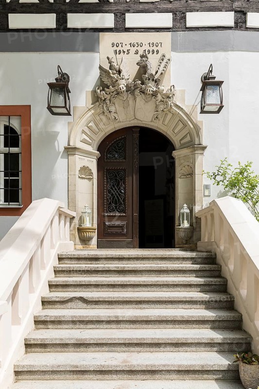 Staircase to the entrance portal with coat of arms and dates, Rauenstein Castle, Pockau-Lengefeld, Erzgebirge, Saxony, Germany