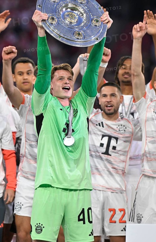 FC Bayern Munich FCB celebrates 34th championship title, championship celebration, championship trophy, trophy, cup, goalkeeper Jonas Urbig (40) Raphael Guerreiro (22) Allianz Arena, Munich, Bayern, Germany