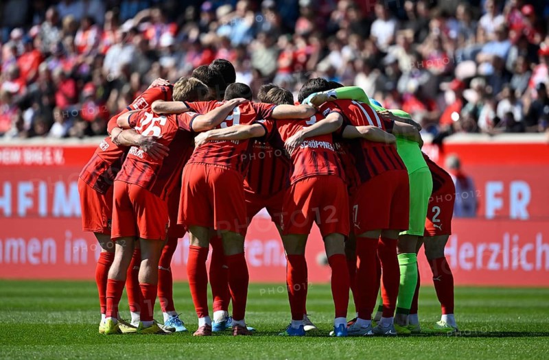 Team building, circle of the team in front of the start of the game 1. FC Heidenheim soccer Bundesliga, Voith-Arena, Heidenheim, Baden-Württemberg, Germany