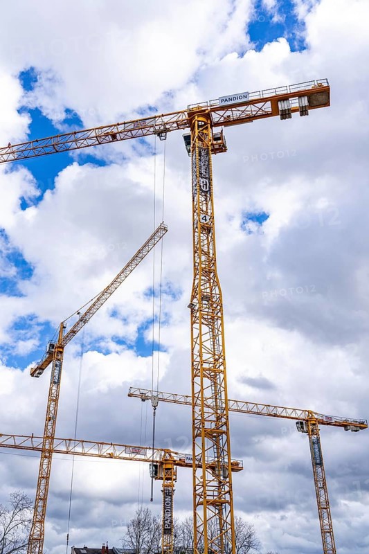 Construction cranes, on a large construction site in Düsseldorf, construction of condominium in the PANDION NEXT project, North Rhine-Westphalia, Germany