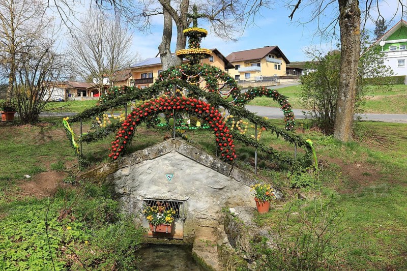 Osterbrunnen an der Aufseßquelle in Königsfeld, Franconian Switzerland, Bamberg district, Upper Franconia, Bavaria, Germany