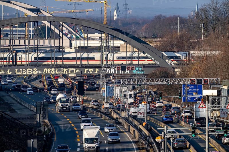 Traffic jam on the A43 motorway near Herne, heading north, in front of the barrier system, the vehicles heavier than 3.5 t stop and are then diverted, behind the barrier there is a dilapidated bridge across the Rhine-Herne Canal, which must be renewed, heavy vehicles must not pass through the bridge, railway bridges, ICE train, North Rhine-Westphalia, Germany