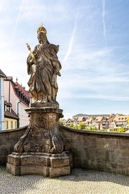 Statue of the Holy Empress Kunigunde on the Lower Bridge over the Regnitz, in the background the fishermen's houses Little Venice, Bamberg, Bavaria, Germany