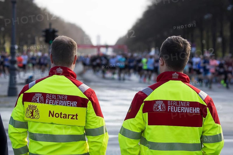 An emergency doctor and a paramedic from the Berlin fire department watch the runners starting at the 45th Generali Berlin Half Marathon 2026 in Berlin on 29.03.2026