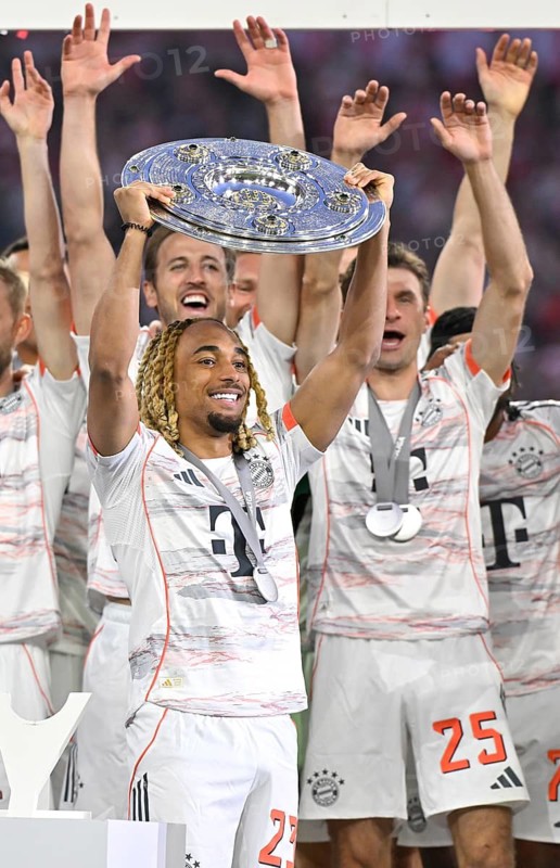 FC Bayern Munich FCB celebrates 34th championship title, championship celebration, championship trophy, trophy, Sacha Boey FC Bayern Muenchen FCB (23) Thomas Müller (25) Cup, Allianz Arena, Munich, Bavaria, Germany