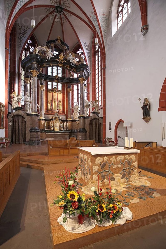 Altar room of the late Gothic Basilica of St. Martin, interior view, Bingen, Rhineland-Palatinate, Germany