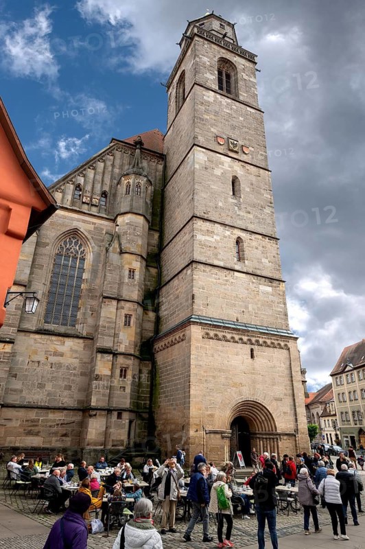 Late Gothic hall church of St George, tourists in the street café in front, Weinmarkt, Dinkelsbühl, Bavaria, Germany