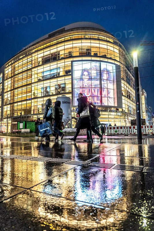 Schadowstraße, city centre, shopping street, pedestrian zone, winter, rainy weather, P&C clothing department stores', passers-by, Düsseldorf, North Rhine-Westphalia, Germany