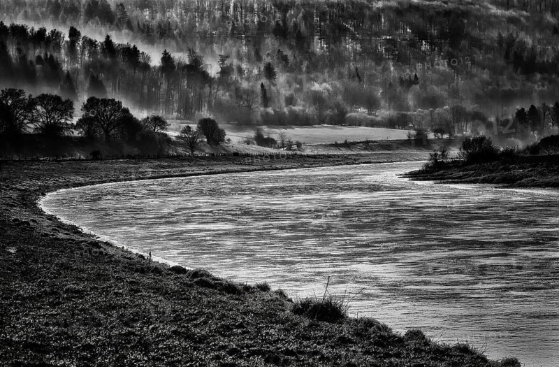 River Weser in winter, near Oberweser, Gewissenruh, Weser Uplands, Weserbergland, Hesse, Germany
