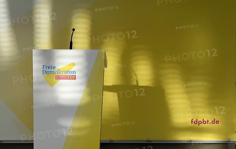 The lectern in front of the FDP parliamentary chamber in the Bundestag casts a shadow in the morning sunlight