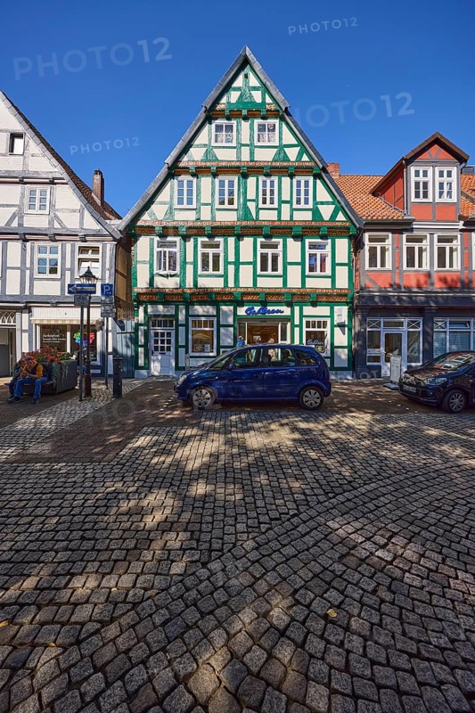 Outlet, Bahlsen GmbH und Co. KG, half-timbered houses, blue sky, cloudless, Schuhstraße, Brandplatz, Celle, Lüneburger Heide, district of Celle, Lower Saxony, Germany