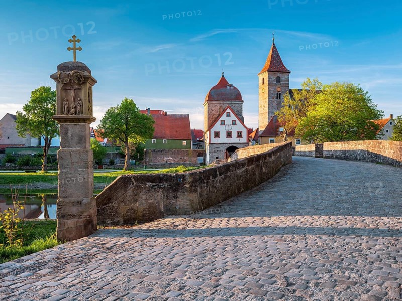Ornbau im Altmühltal in the evening light, medieval stone bridge over the river Altmühl, Altmühl bridge with wayside shrine, city gate and parish church of St. James, Ornbau, Middle Franconia, Bavaria, Germany