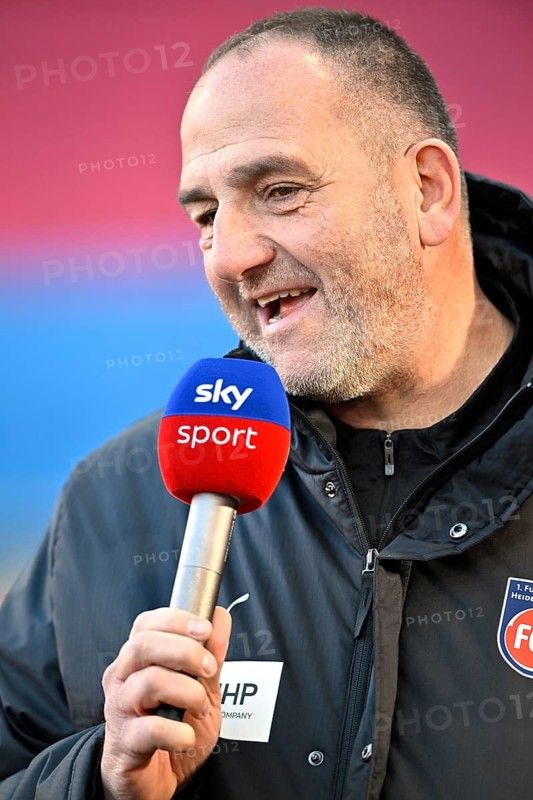 Coach Frank Schmidt 1. FC Heidenheim 1846 FCH in an interview Microphone Logo SKY Voith-Arena, Heidenheim, Baden-Württemberg, Germany