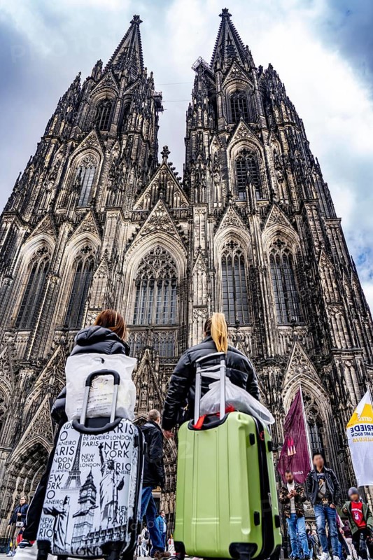 Domplatte, Cologne Cathedral, tourists with suitcases, Cologne North Rhine-Westphalia, Germany
