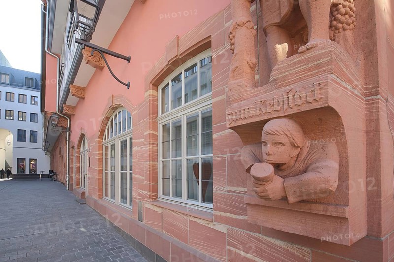 Haus Im Rebstock, red stone sculpture, symbol for drinking wine, wine glass, inn, Neue Altstadt, Frankfurt am Main, Hesse, Germany