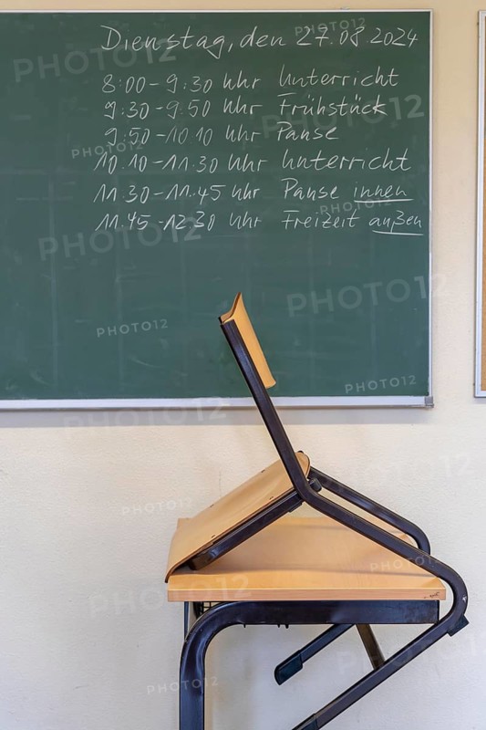 Classroom of a fourth grade, after school, the building is older but in good condition, timetable