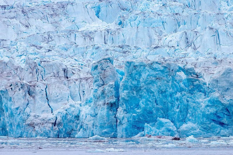 Calving ice wall of Kongsbreen, marine-terminating glacier debouching into Kongsfjorden in summer, Svalbard / Spitsbergen, Norway