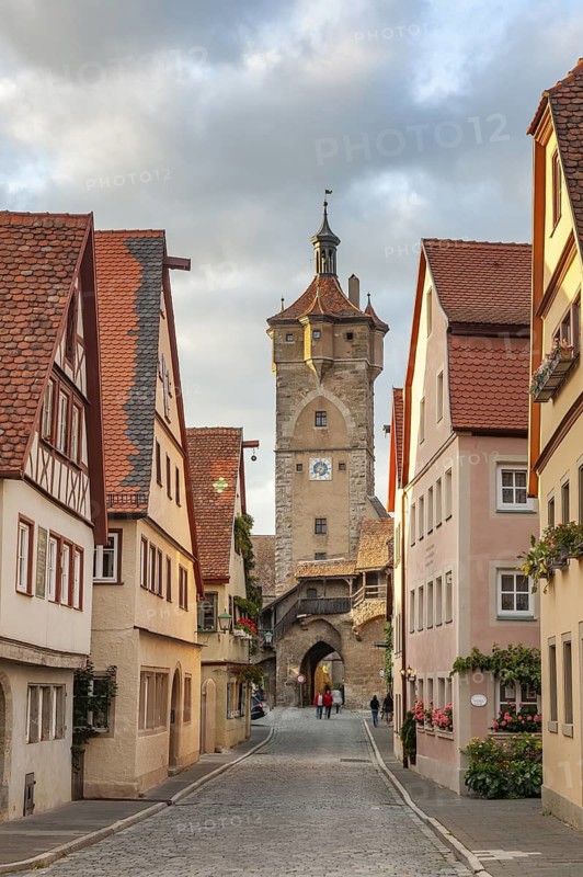 Klingengasse with town houses and Klingentor, Rothenburg ob der Tauber, Franconia, Bavaria, Germany