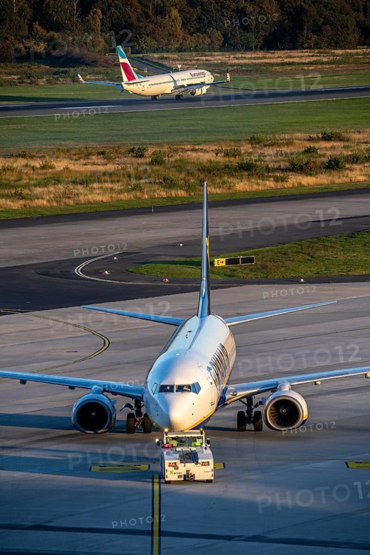 Eurowings Boeing 737-800 on landing Ryanair Boeing 737 being pushed from the terminal, preparation for take-off, Cologne-Bonn Airport, CGN, North Rhine-Westphalia, Germany