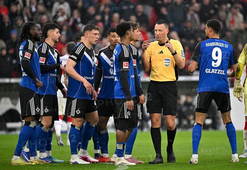 Referee Sven Jablonski talking Discussion with players from Hamburger SV HSV Gestik Geste Fußball Bundesliga, MHPArena, MHP Arena Stuttgart, Baden-Württemberg, Germany