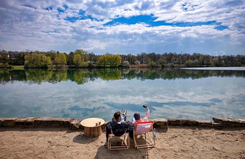 Couple, couple enjoying free time, young man and young woman, on deckchairs, sandy beach, shore, taking selfie with smartphone, mobile phone, Max-Eyth-See, Hofen, Stuttgart, Baden-Württemberg, Germany