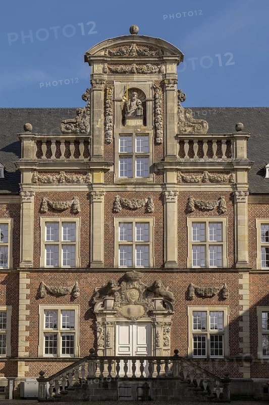 Baroque and moated castle Ahaus, today the seat of the Ahaus Technical Academy, courtyard façade with three-storey centre risalit, Ahaus, Münsterland, North Rhine-Westphalia, Germany