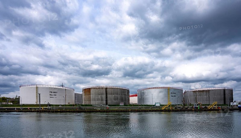 Ruhröl refinery, BP Gelsenkirchen, now BP Refining & Petrochemicals GmbH, tanks and plant in Gelsenkirchen-Horst, on the Rhine-Herne Canal, tanker ship, Gelsenkirchen, North Rhine-Westphalia, Germany