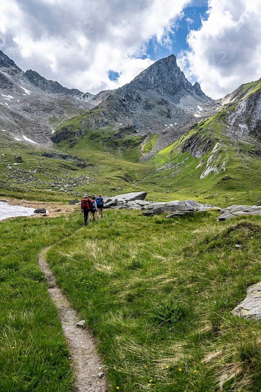 Hiker on hiking trail, Lasörling Höhenweg, Lasörling Group, Hohe Tauern National Park, East Tyrol, Tyrol, Austria