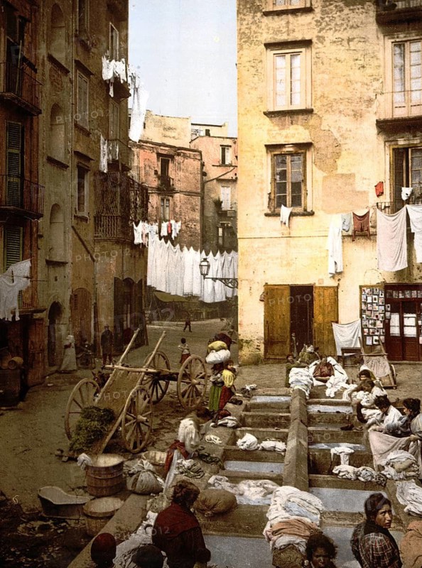 Straße mit Wäscherinnen, Neapel, Italien / Street with washerwomen, Naples, Italy, Historic, digitally restored reproduction from a 19th century original, 1880, Record date not stated